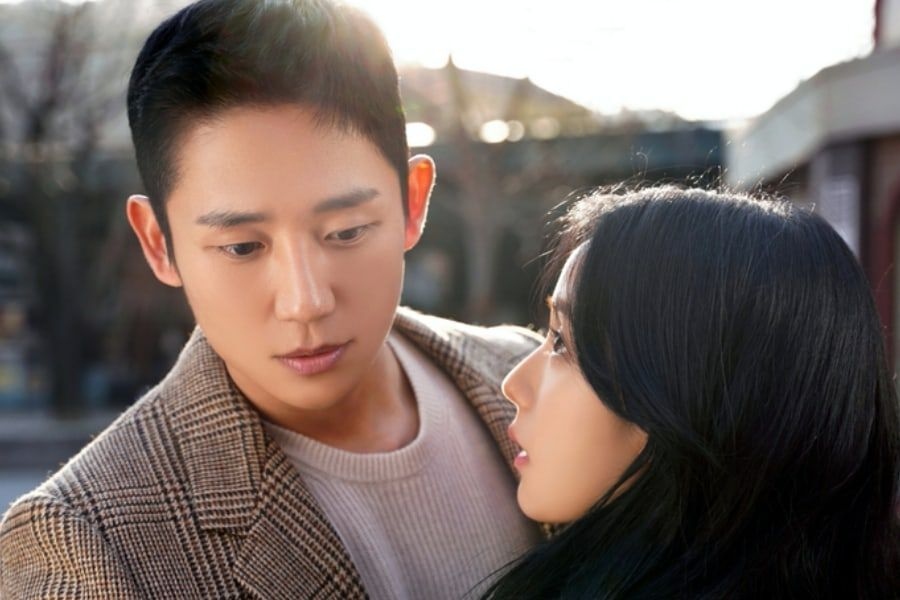 Jung Hae In ôm chặt Jisoo (BLACKPINK) ngay lần đầu gặp mặt trong "Snowdrop"